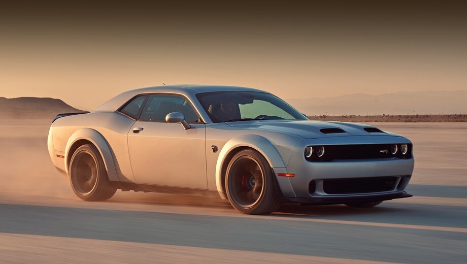 Последняя версия купе, Dodge Challenger Hellcat Redeye, располагает компрессорным мотором V8 Hemi 6.2 на 808 л.с. и 959 Н•м и ускоряется с нуля до 97 км/ч за 3,4 с.