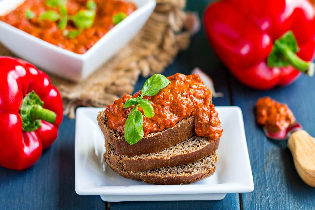 Приготовление закуски из запеченных баклажанов и перцев.