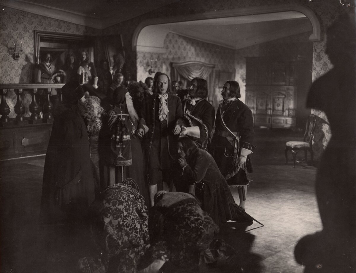 На рекламной фотографии, сделанной на съемочной площадке фильма, мы можем увидеть два музейных экспоната – старообрядческий посох и епископскую панагию. Оба предмета ныне хранятся в фонде драгоценных металлов Государственного музея истории религии.Посох поступил в музей в 1933 году после закрытия Покровской церкви Громовской старообрядческой общины, принадлежавшей к Белокриницкому согласию и располагавшейся на Громовском кладбище. В фильме этот посох появляется всего на несколько секунд – в сцене, где царевича Алексея сопровождает местоблюститель патриаршего престола митрополит Стефан Яворский. Ирония сюжета – реальный митрополит Стефан, выходец из Галиции, получивший образование в католической семинарии и даже принявший на короткий период унию, был максимально далек от русского старообрядчества. Однако для фильма актеру, исполнявшему роль Стефана, художники подобрали именно такой посох, ведь старообрядческие культовые предметы минимально изменились со времен XVII - XVIII века.Панагия, которую можно увидеть на киновоплощении Стефана украшена стилизованным изображением российской императорской короны. Хотя первая императорская корона подобного дизайна появилась только перед самой смертью Петра I.