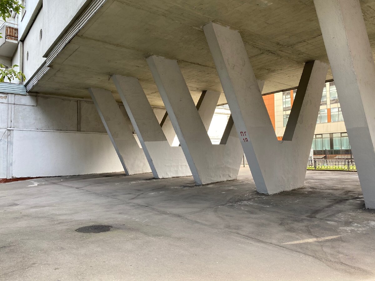 Дом на ножках на проспекте Мира