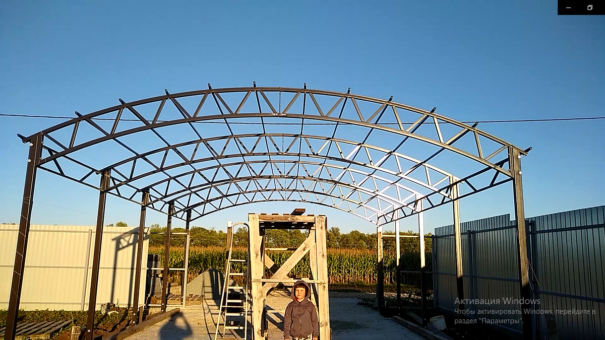 Каркас навеса собран, заказали поликарбонат. На мой навес шириной 5.5 нужно ровно 6 м поликарбоната. Производитель всё рассчитал. @Горбунов Сергей Канал Самостройщика