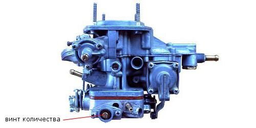 Снизу карбюратора показан винт регулировки заслонки, его нужно выкрутить до момента когда винт перестает прикасаться к пластинке ,после чего нужно закрутить винт обратно до прикосновения с пластинкой и прокрутить на один оборот, после чего нужно закрутить болт количества смеси до упора, а также болт качества смеси так же до упора
