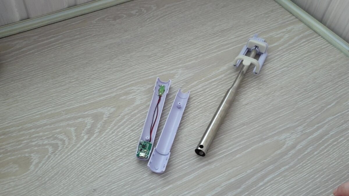 Чаще всего ручки собираются на шурупы, поэтому понадобиться отвертка