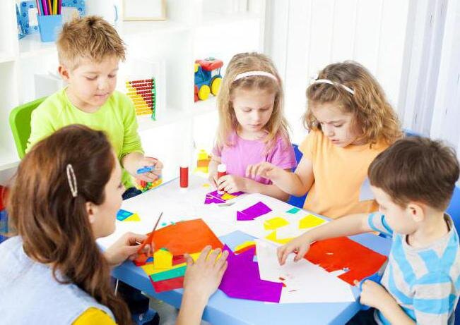 Большинство детей дошкольного возраста посещают детский садик. Ведь именно эта образовательная организация помогает малышам подготовиться к их дальнейшему обучению в школе. Но при этом между родителями и работниками детских садов очень часто возникают конфликтные ситуации. И к большому сожалению, не все из них удается разрешить мирным путем. Ведь если условия в садике не удовлетворяют даже самых терпеливых родителей, воспитатель плохо смотрит за детьми, а заведующая не предпринимает никаких мер, чтобы исправить ситуацию, то приходится жаловаться.Существуют различные организации, которые помогут защитить права малышей. Подробнее о том, куда пожаловаться на детский сад, будет рассказано в данной статье.Что нужно сделать сначала
В первую очередь родители должны хорошо все обдумать и решить, что именно их не устраивает в работе дошкольного учреждения. И только после этого уже задаваться вопросом о том, куда можно пожаловаться на детский сад. Ведь конфликтные ситуации бывают разные. Некоторых родителей иногда не устраивает даже то, что шкафчик их ребенка находится не там, где им хотелось бы, малыш спит не на той кровати, кушает не за тем столом. Сразу следует сказать о том, что заниматься разрешением таких спорных вопросов никто не будет. Потому что всем не угодить и такие "проблемы" есть в каждом дошкольном учреждении.
Другое дело, если воспитатель плохо обращается с детьми, не уделяет им должного внимания, часто разговаривает по телефону, занимается своими личными делами и грубо разговаривает как с малышами, так и с родителями. В этом случае уже просто необходимо задуматься о том, чтобы обратиться за помощью к вышестоящему руководству. Ведь некоторые воспитатели не справляются со своими служебными обязанностями.Обращение к заведующей
Лучше всего это сделать коллективно. Как показывает практика, заведующие детских садов быстро реагируют на жалобы родителей лишь тогда, когда к ним за помощью обращаются сразу несколько человек. Поэтому лучше всего собраться родительским коллективом и обсудить возникшие проблемы. Если всех в группе все устраивает, то придется действовать самостоятельно. Жалоба на воспитателя детского сада на имя заведующей пишется в свободной форме. Главное - это изложить суть проблемы, где, когда, с кем и что случилось. Как правило, заведующие не хотят иметь проблемы с законом и решают такие спорные ситуации достаточно быстро. Воспитатели чаще всего становятся очень внимательными и проявляют заботу о детях, не грубят родителям.Ничего не изменилось
Как уже было сказано ранее, многие граждане, имеющие малышей дошкольного возраста, нередко интересуются вопросом о том, куда пожаловаться на детский сад. Ведь иногда происходит и такое, что заведующая просто не реагирует на обращения родителей, которые приходят к ней с просьбой о наведении порядка в учреждении.
Что можно предпринять в этом случае? Куда пожаловаться на детский сад? Следующей инстанцией в таком непростом вопросе будет обращение в районный отдел управления образования. Лучше всего сразу пойти на прием к начальнику данного учреждения. Как правило, все жалобы на работу работников детских садов рассматриваются в очень короткие сроки. Иногда даже проводится проверка на соответствие занимаемой должности.Таким образом, люди, столкнувшиеся с проблемами в дошкольном учреждении, должны знать о том, куда пожаловаться на детский сад. Если заведующая не может и не старается решить спорные вопросы, то лучше всего идти в районный отдел управления образования.Важно знать

Перед тем как писать жалобу, необходимо хорошо обдумать и понять, что именно не устраивает родителей в работе детского садика. В зависимости от этого и направлять жалобу в соответствующую организацию. Если в группе грязно, дети пользуются плохо вымытой посудой, а участок для прогулок не оборудован согласно стандартам безопасности, то необходимо обращаться в Роспотребнадзор. Эта организация реагирует на телефонные сообщения граждан. Тем не менее лучше всего будет написать жалобу. Это делается в том случае, когда родители уверены в том, что одним обращением вопрос не решится.Таким образом, граждане, которые думают о том, куда можно пожаловаться на детский сад, должны знать, что есть специализированная организация - Роспотребнадзор. Поэтому, если вопрос касается несоблюдения санитарных правил в дошкольных учреждениях, то нужно обращаться именно туда.Что делать

Иногда бывает и такое, что заведующие детских садов самым грубейшим образом нарушают нормы законодательства. Но многие родители стараются просто не обращать на это никакого внимания. Некоторые считают, что даже после обращения в компетентные органы ситуация в садике не изменится.Но можно ли что-то сделать в том случае, если заведующая заставляет родителей делать ремонт в группе, покупать игрушки, мебель и сдавать деньги на нужды дошкольного учреждения? Ведь по закону это неправомерно. Куда пожаловаться на заведующую детского сада? В первую очередь необходимо посетить начальника местного управления образования. Ведь последний назначает на должности заведующих детскими садами. Поэтому начальник отдела образования сможет прояснить ситуацию. Как правило, на практике это происходит очень быстро. Ведь никому не хочется, чтобы жалоба родителей дошла до компетентных органов.Но что делать в том случае, если в управлении образования никак не помогли? Куда можно пожаловаться на заведующую детского сада? В таком случае нужно пойти в прокуратуру. Ведь этот правоохранительный орган решает все вопросы, связанные с нарушением законов. Тем более если дело касается детского образовательного учреждения.В дополнение
Как уже было отмечено выше, если родители столкнулись с тем, что в детском саду грубо нарушаются нормы действующего закона и осуществляются сборы денежных средств на нужды дошкольной организации, то необходимо незамедлительно обращаться в органы прокуратуры. Сделать это нужно в письменной форме. По поступившему сообщению проведут проверку. Если будет выявлено хоть одно нарушение закона, то виновных привлекут к ответственности.Здесь также необходимо сказать о том, что большинство родителей боятся писать жалобы в вышестоящие инстанции на руководство детских садов, потому что считают, что это отразится на их малышах. Воспитатели к детям будут очень плохо относиться. Тем не менее бояться этого не стоит. Иначе ситуация в дошкольном учреждении так и не изменится.Чтобы остаться неизвестным
Сейчас многие родители стали задаваться вопросом о том, куда пожаловаться на заведующую детского сада анонимно. Так вот, чтобы заявитель остался неизвестным, можно просто составить письменное обращение и опустить его в ящик в органах прокуратуры. Там он висит на стене именно для этой цели, чтобы люди, которые хотят остаться неизвестными, также могли обратиться за помощью. Еще можно позвонить по телефону горячей линии в органы Рособрнадзора. Ведь они ведут контроль за работой детских садов. Соответственно, ни одна жалоба родителей не останется без рассмотрения.Если садик частный

К сожалению, многие мамы не могут сидеть дома с ребенком длительное время по причине того, что им нужно выходить на работу и зарабатывать деньги. Но слишком большая очередь в муниципальных детских садах не позволяет сразу определить малыша в дошкольное учреждение. Что же делать родителям в этом случае? Многие мамы и папы устраивают малышей в частные садики. Конечно, там бывает намного лучше, чем в муниципальных, но и потратить нужно больше, да и проблем зачастую возникает слишком много. На практике были такие ситуации, что ребенка не брали в частный садик только потому, что мама не вовремя заплатила деньги, или просто не кормили целый день.Конечно, родители, столкнувшиеся с подобными проблемами, начинают обращаться в различные инстанции. При этом нередко задаются вопросом о том, куда пожаловаться на частный детский сад. Ведь иногда там просто не вывешивают меню и даже грубят родителям. Но что делать, если в помещении грязно и дети едят из плохо вымытой посуды? Можно обратиться в Роспотребнадзор. Данная организация проверит, как соблюдаются санитарные правила в частном садике. Кроме того, если администрация данной организации нарушает законодательные нормы, то можно написать жалобу в прокуратуру.