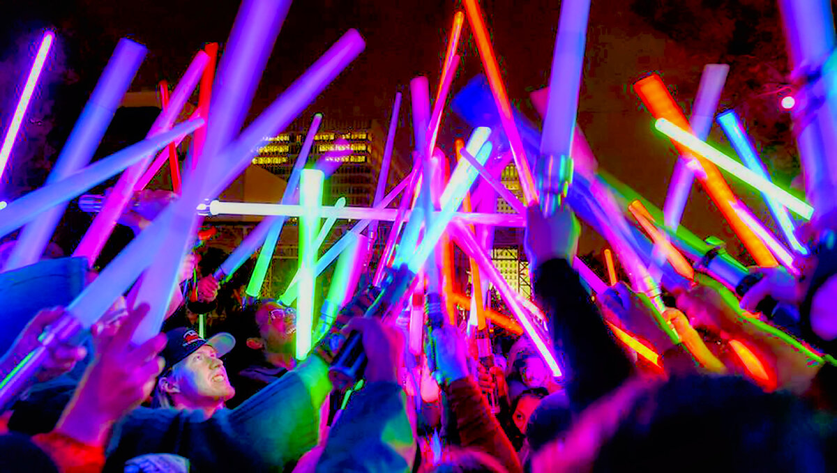 Фанаты «Звездных войн» с игрушечными световыми мечами в Лос-Анджелесе             Фото: Chris Pizzello/dpa