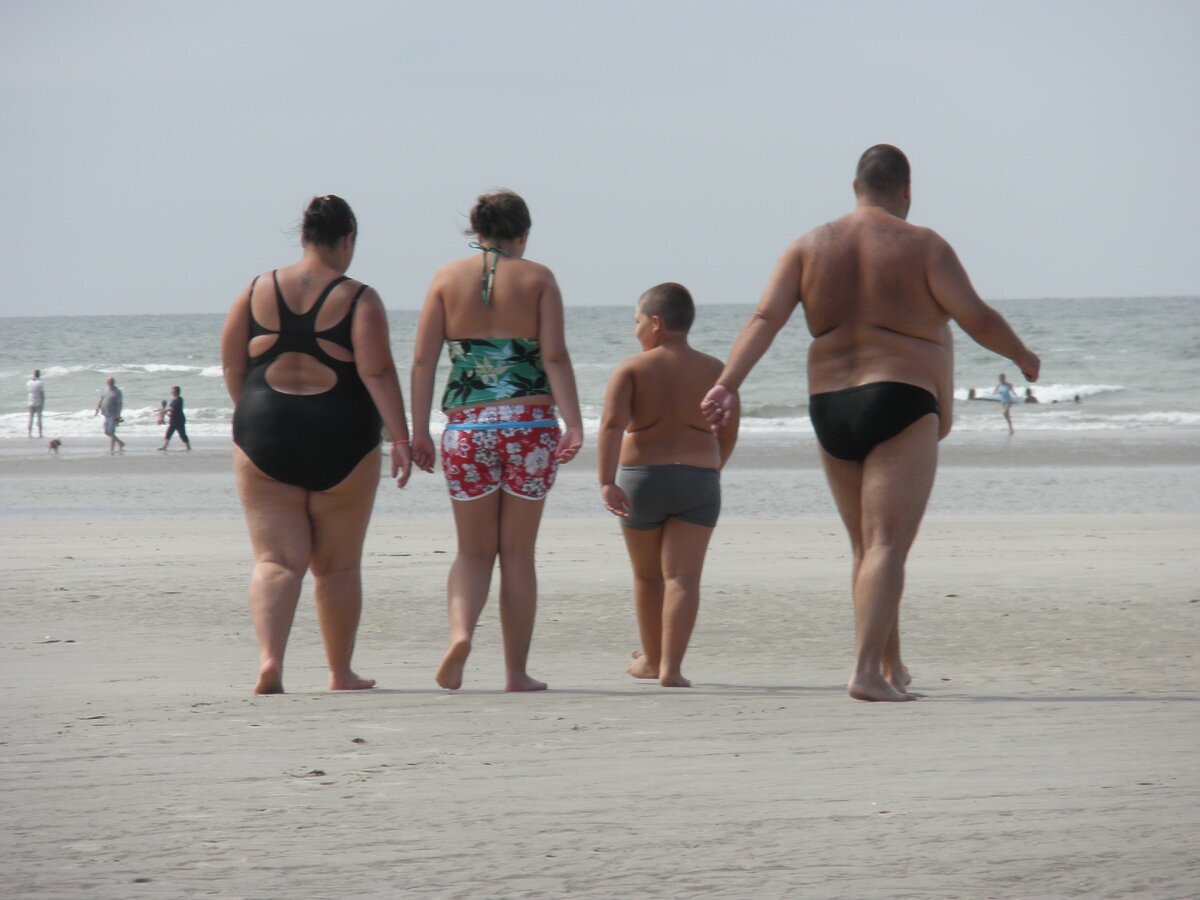 Куча толстых. Толстяк на пляже. Жирные на пляже.