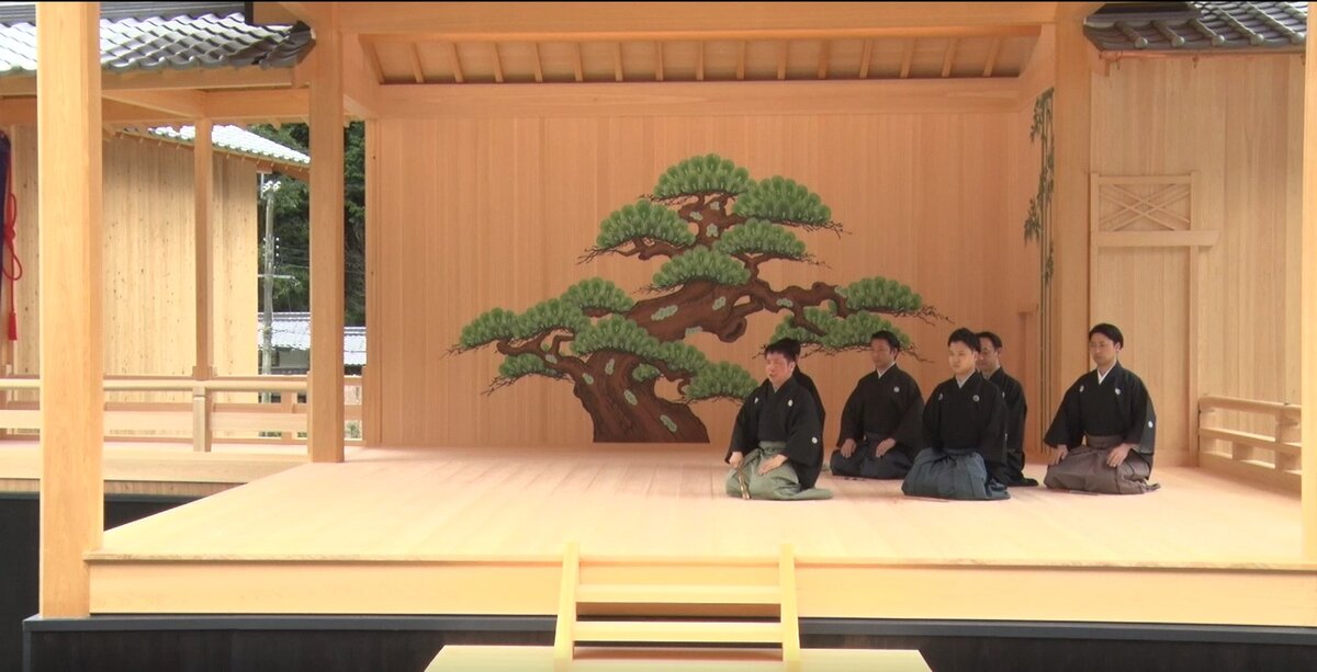 Исполнение «Божественной песни» без танцевального и музыкального сопровождения в NEOLD Private House