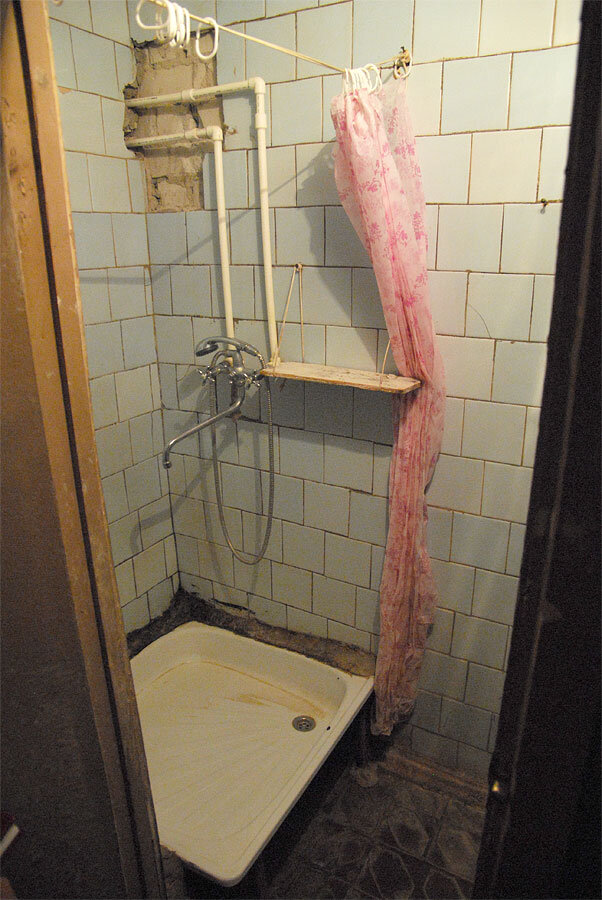 Производственные душевые помещения. Душевые в школе. Старые в кабинках. Старые в кабинках. Старые в кабинках.