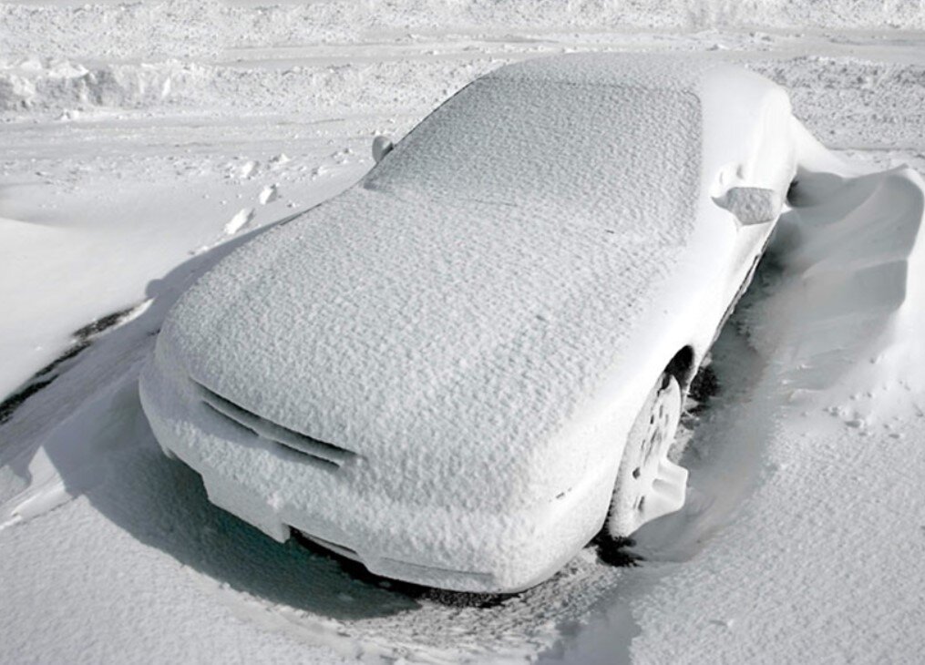Автомобиль зимой. Машина в сугробе. Автомобиль под снегом. Машина обледенела. Замерзший сугроб