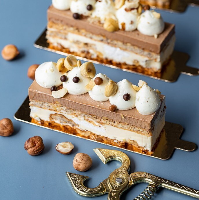 Крем, орешки, хрусящие шарики, на нижнем ярусе — взбитый ганаш