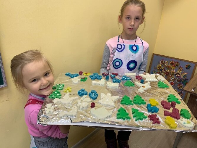 В творческих студиях культурно-просветительского центра «Наследие» дети своими руками сделали украшения из теста, которые можно и на елку повесить, и друзьям и близким подарить.                                                                                                                                             Фото предоставлено Челябинской епархией