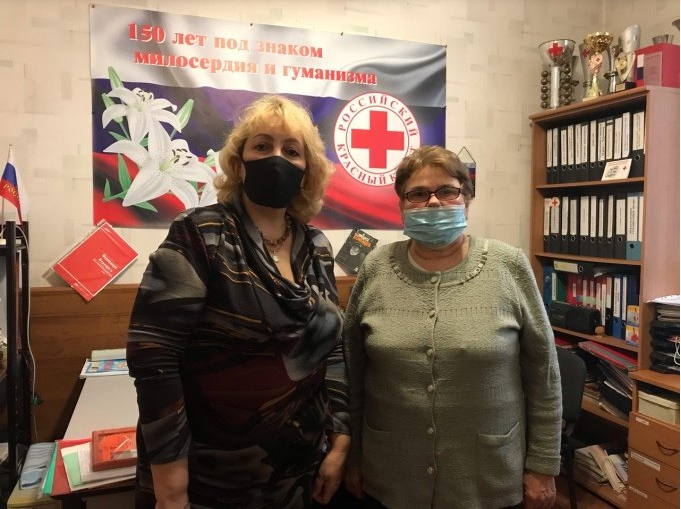 Бабушка Лизы Наталья Шишина (справа) обратилась за помощью в «Российский Красный Крест», к руководителю череповецкого отделения Вере Сенько, и дело, которое многие открыто называли бесперспективным, сдвинулось с мертвой точки.