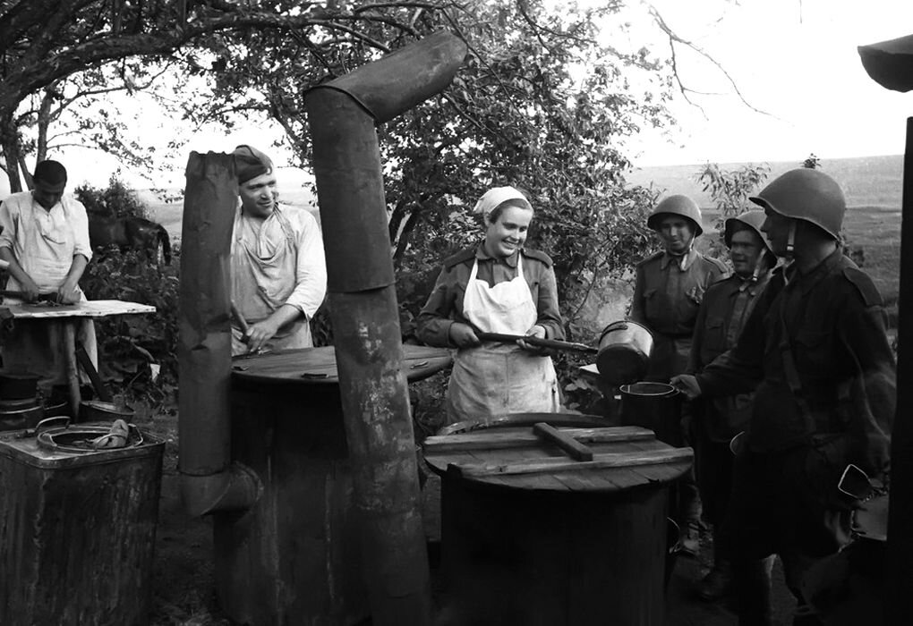 Выдача горячей пищи на советской полевой кухне. 1943 г.  (Фото из открытых источников)