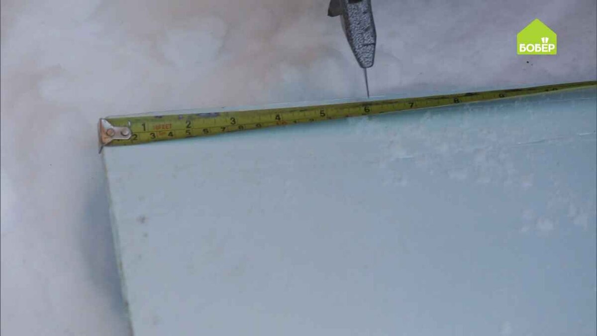 Возьмите пенополистирол и при помощи ножа для резки гипсокартона перенесите размеры, увеличив каждую сторону на 3 мм.