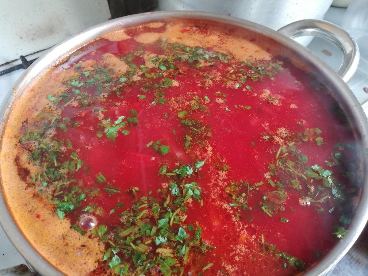 Украинцы знают толк в супах. Хохлушка рассказала, как готовит наваристый борщ ярко красного цвета