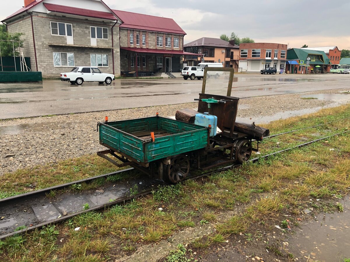 На этой маленькой четырехколесной дрезине на обращенной в две стороны двойной скамейке произведение