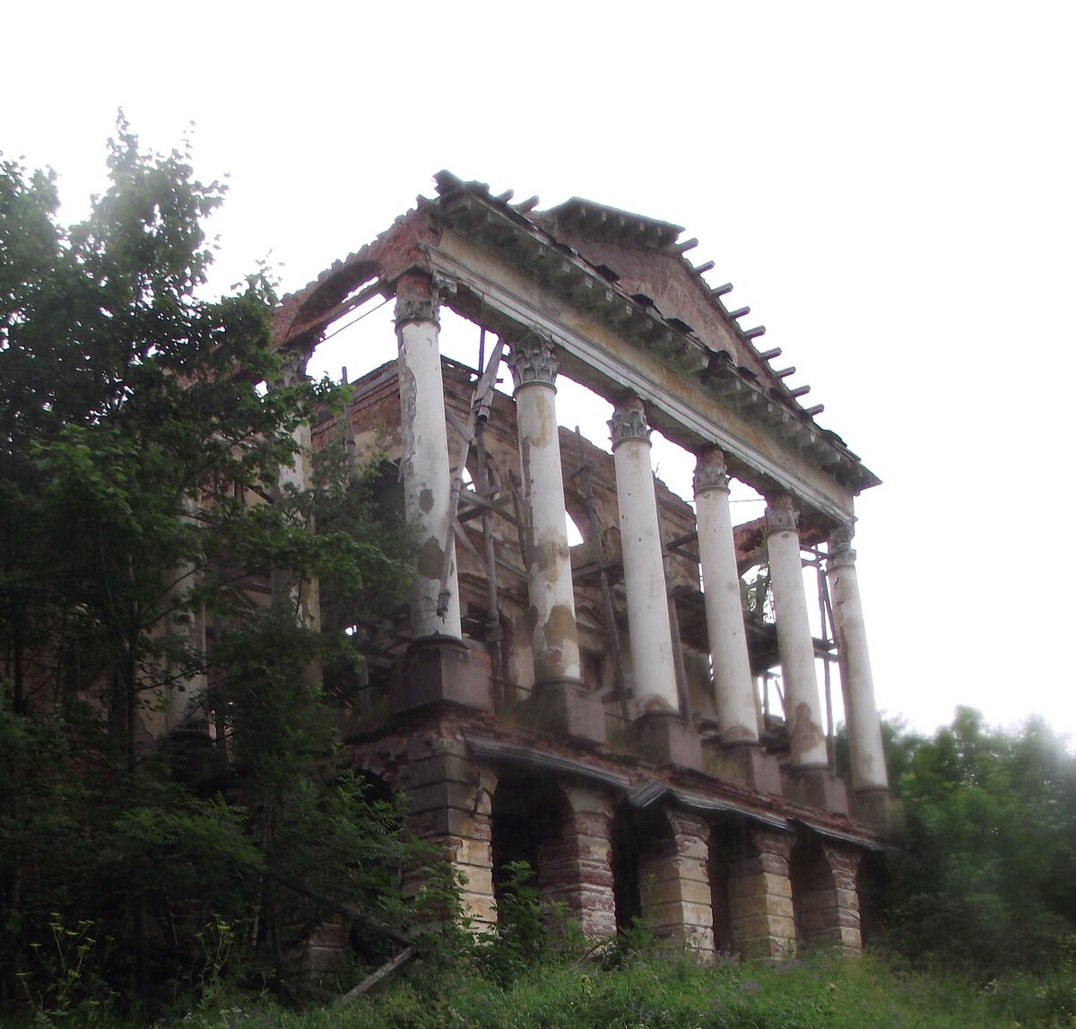 Главный фронтон.