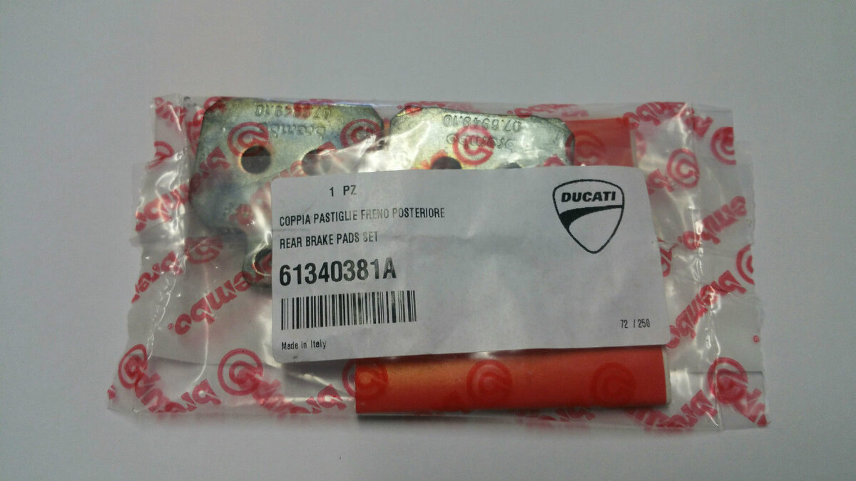 Многие мотобренды оставляют на ОЕМ-колодках лейбл их производителя 