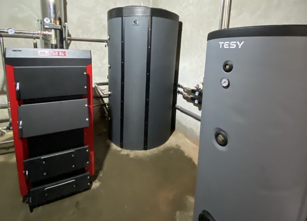 Статья про систему отопления на твердом топливе. Подробное описание всех элементов системы.