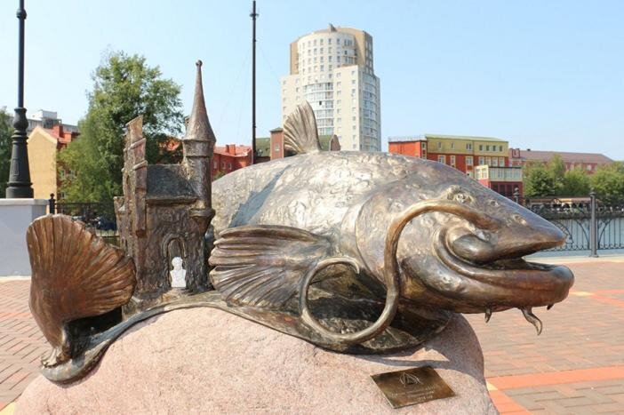 Памятник сому на набережной Ветеранов вдоль реки Преголя в Калининграде 