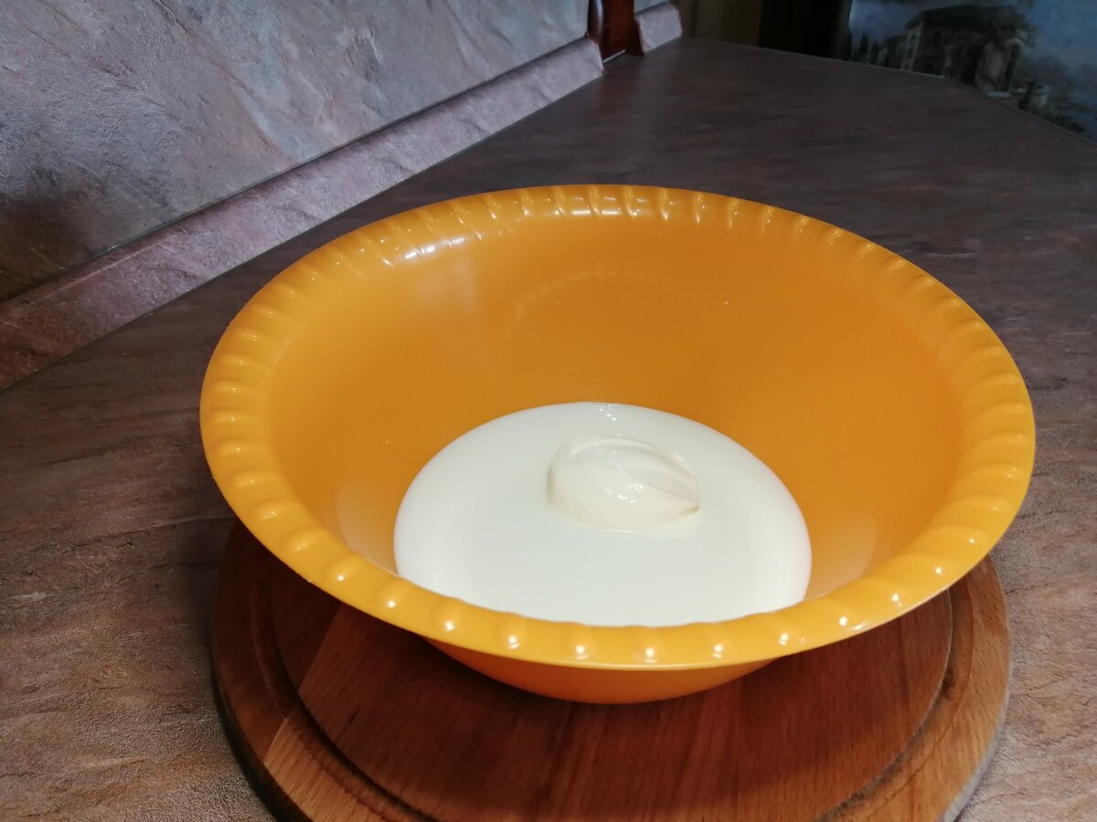 1.В миску вливаем кефир(комнатной температуры), сметану и всё  перемешать. 