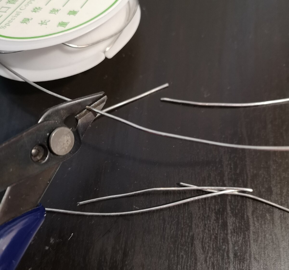 Необходимо отмерить и нарезать проволоку нужной вам длины