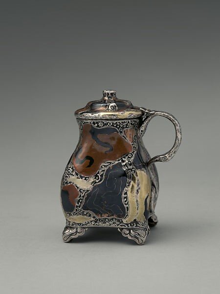 «Горчичный кувшин», Tiffany & Co, 1879 г.,  серебро, медь, золото, патинированные сплавы и чернь, Метрополитен-музей, Нью-Йорк.
