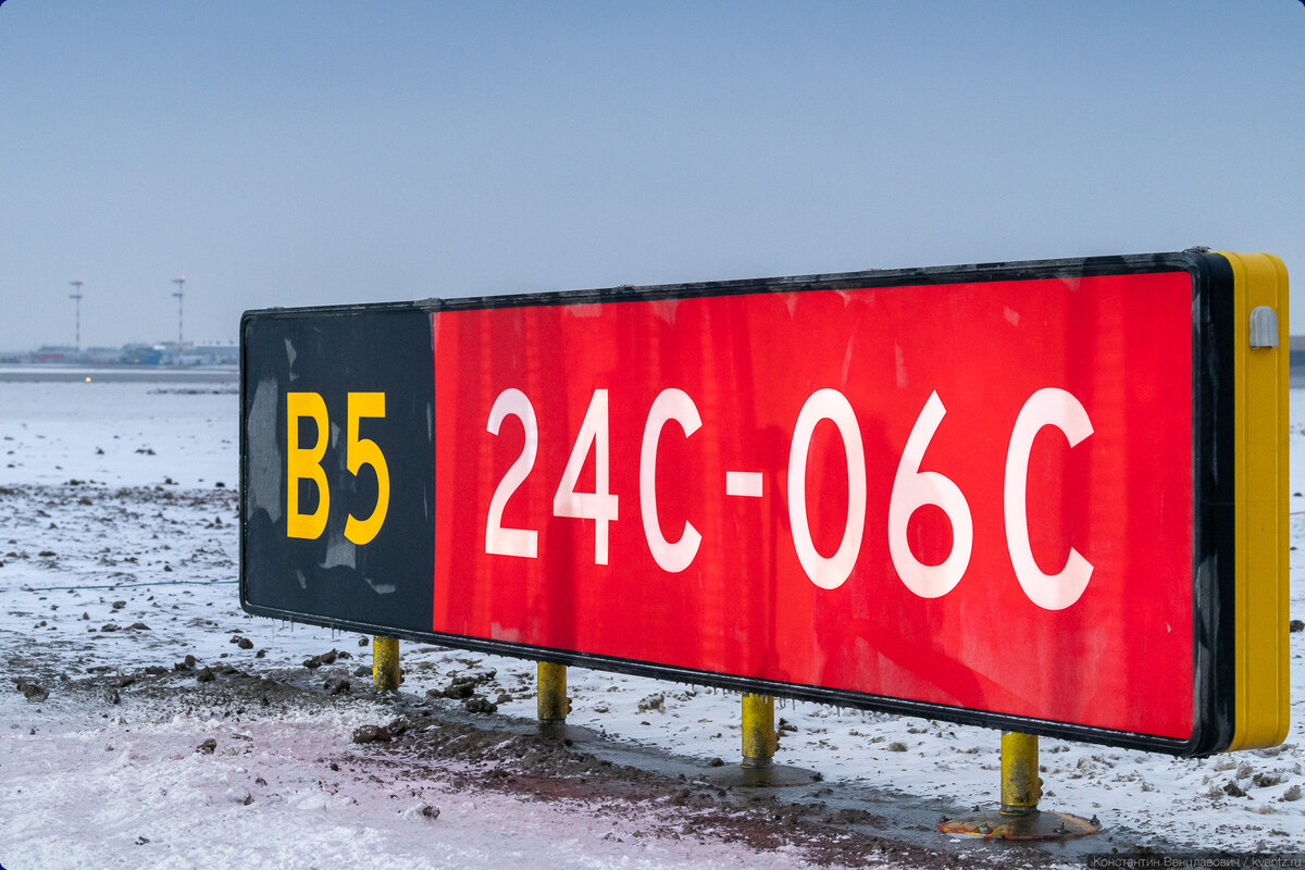 01. В конце прошлого года, 24 декабря, в Международном аэропорту Шереметьево открылась после реконструкции взлётно-посадочная полоса № 1, она же 06C/24C. Так как в Шереметьево три полосы, то ВПП-1 получается средняя, поэтому обозначена буквой C. Есть ещё 06L/24R и 06R/24L — левая и правая (смотря, с какой стороны смотреть). О том, что означают цифры можно почитать, например, здесь: https://zen.yandex.ru/media/id/5b430a634f3fe700a9c4fcf7/chto-oznachaiut-ogromnye-cifry-ot-1-do-36-na-vzletnoposadochnoi-polose-5c65574941446200af5dcc2d