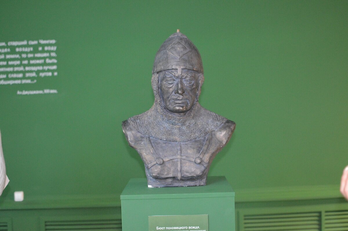 Скорее всего, он был частью экипировки живых половцев, а не только декором у идолов. Похожие детали обнаружены в захоронениях знатных половецких воинов. - Фото автора.