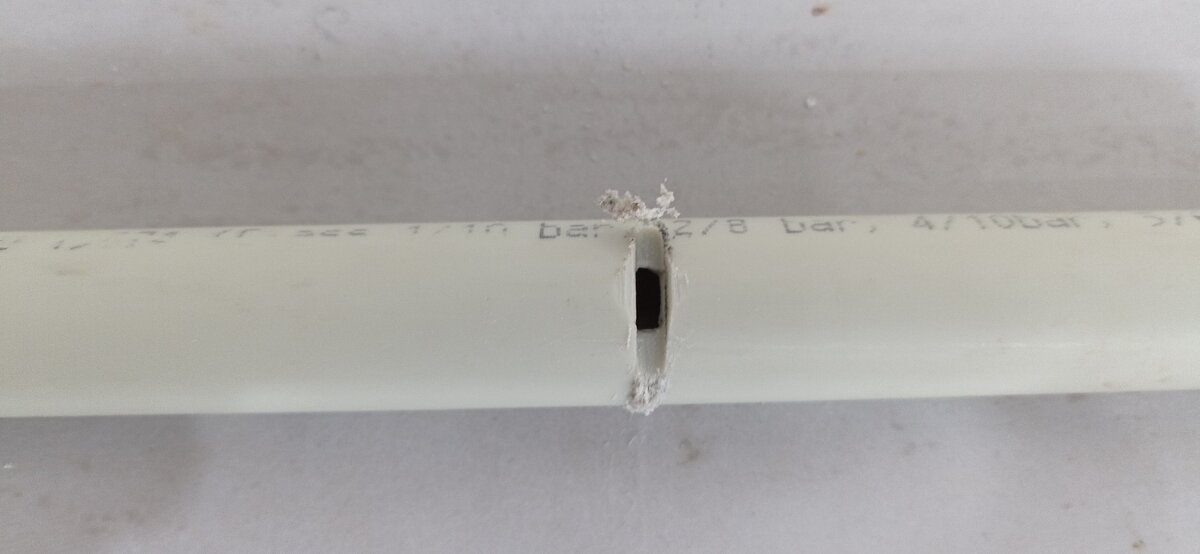 поврежденная труба