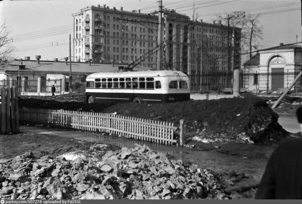 Здание больницы в 1960-е годы. Фото с сайта PASTVU.COM