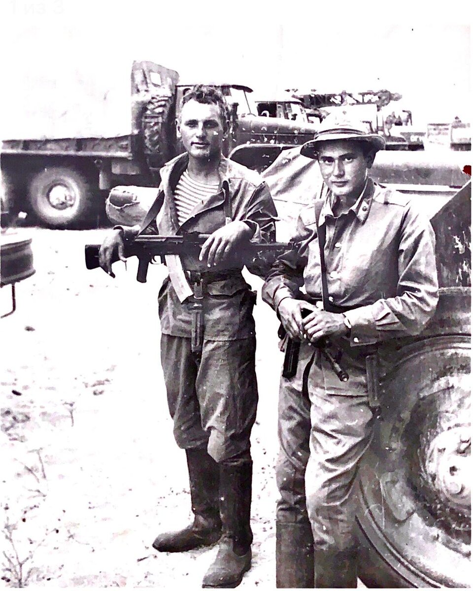 Обычные будни в Афгане. фото из личного архива.Саша - слева.