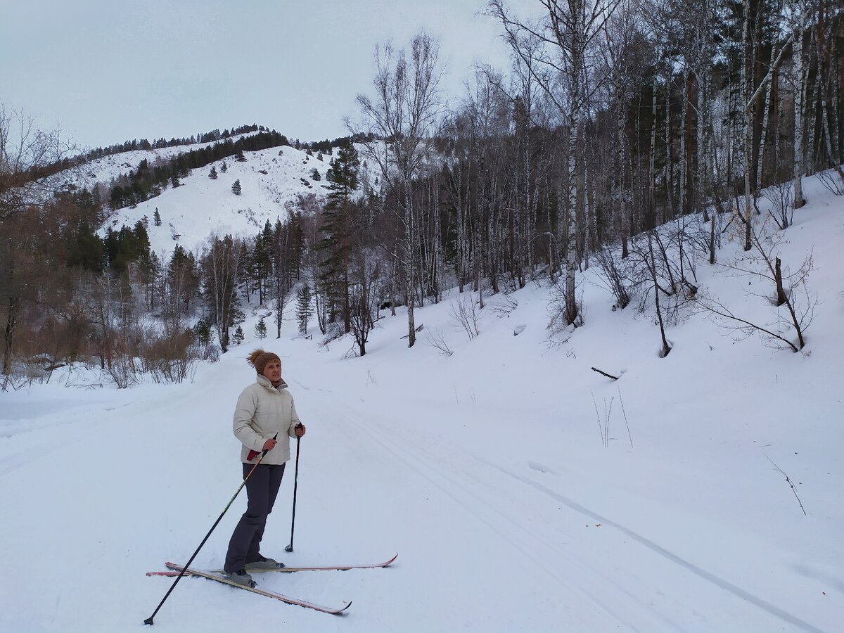 Поднялась по затяжному подъёму почти от той горы, что на заднем плане. Кто молодец? - Я - молодец! Фото из личного аохива.