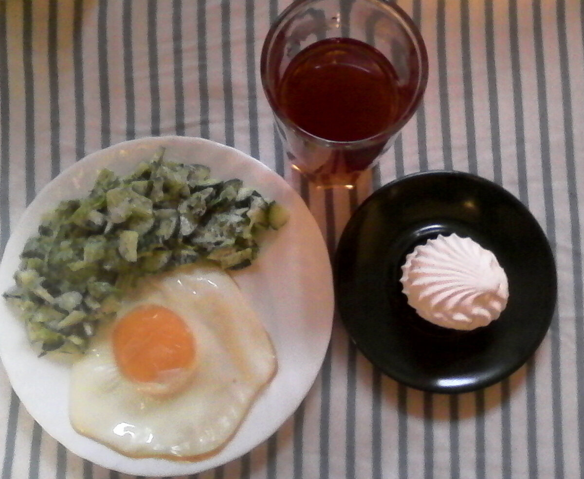 У меня нет сковороды на которой можно жарить без масла поэтому я жарю в духовке, на силиконовом коврике.