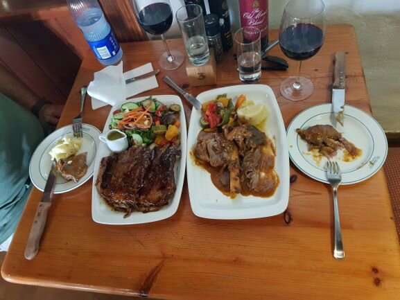 Обычный обед в ресторанчике (примерно 16-20 дол на человека включая чаевые)