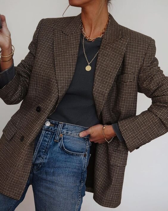 Пиджак может быть как однотонный, так и с неакцентным принтом.