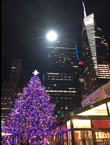 Елки на улицах Нью-Йорка.