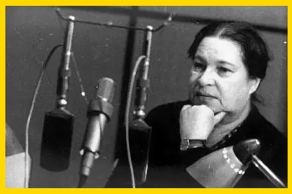 Агния Барто ведет радио передачу