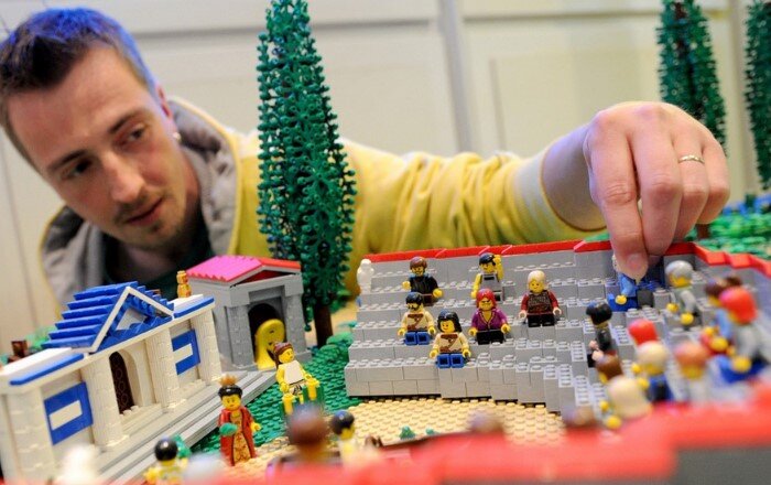 Конструктор - любимая игрушка не только детей, но и взрослых. Компания LEGO стала самым популярным производителем игрушечных наборов во всем мире. Кто бы мог подумать, что маленькие пластиковые кирпичики превратятся в настоящую индустрию. Узнаем вместе, как появился конструктор LEGO и почему сегодня собирать затейливые конструкции с фигурками нравится людям всех возрастов.LEGO - любимая игрушка не только детей, но и взрослых