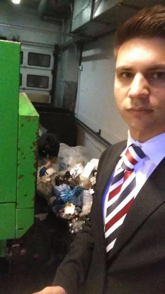 Чтобы хоть как-то себя развлечь в этот момент, я сделал селфи на память и отправил своей будущей жене. Фото из личного архива.