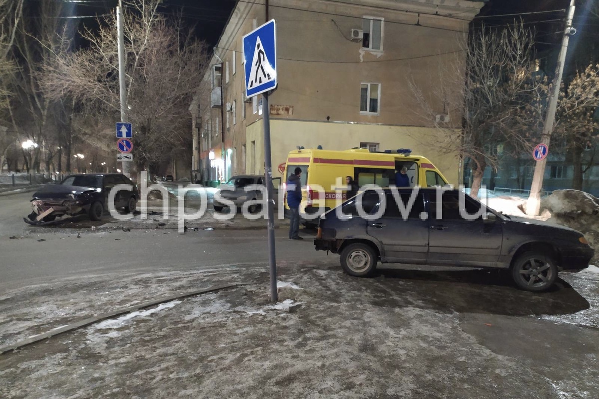 На месте работают медики центра медицины катастроф, сотрудники ДПС.