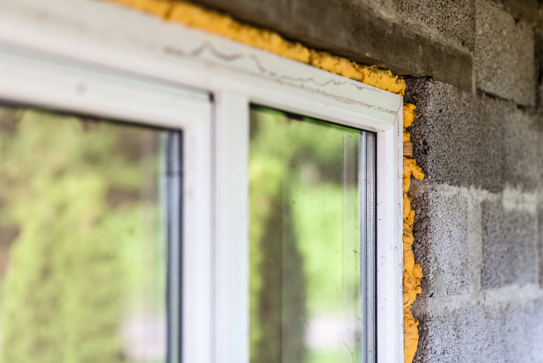 Монтажная пена вокруг пластикового профиля. Источник фото: canva.com 