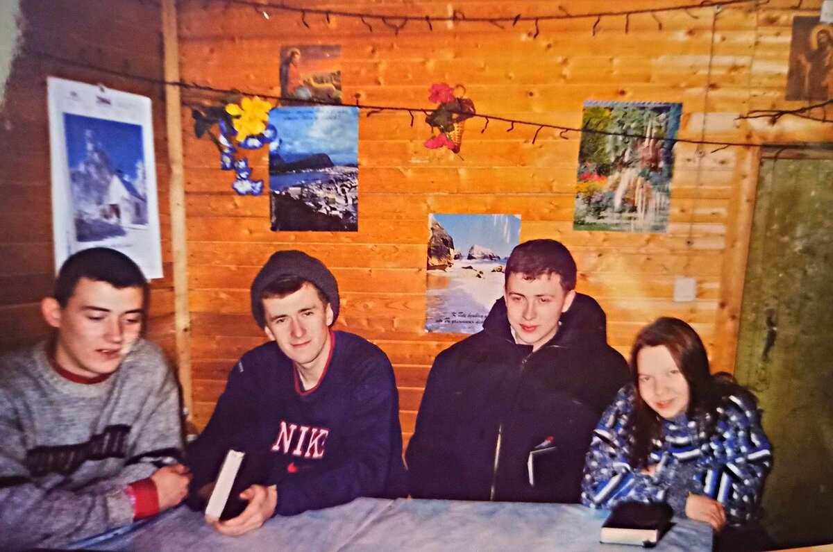 Реабилитационный центр в поселке Йоссер Княжпогостского района Республики Коми. Фото 2002 или 2003 (не помню уже) год. На фото справа вашей покорной слуге семнадцать лет. Приехала в гости (там так можно было)