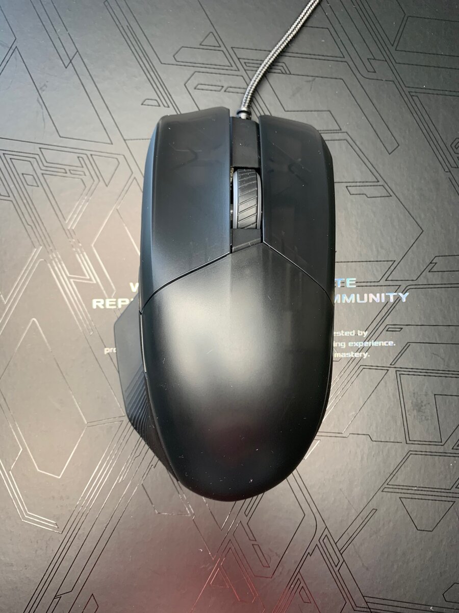 Общий вид. Видно полупрозрачный пластик корпуса.