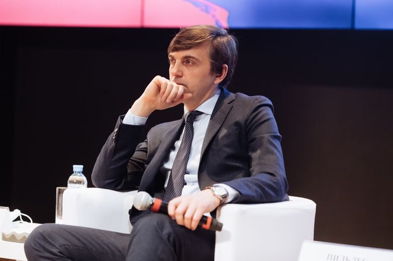 На заседании круглого стола в рамках финала конкурса "Учитель будущего" Источник: kobrspb.ru