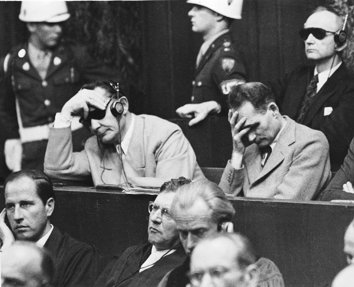 обеденный стол обвиняемых на нюрнбергском процессе