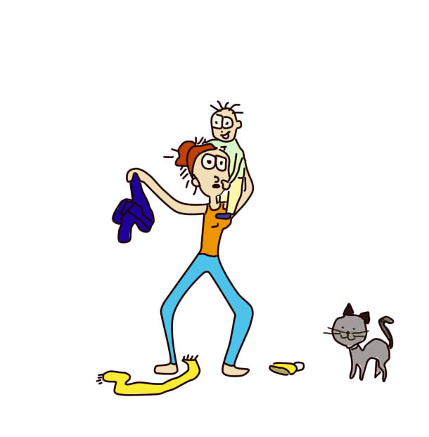 Хозяйка одевает малыша на прогулку