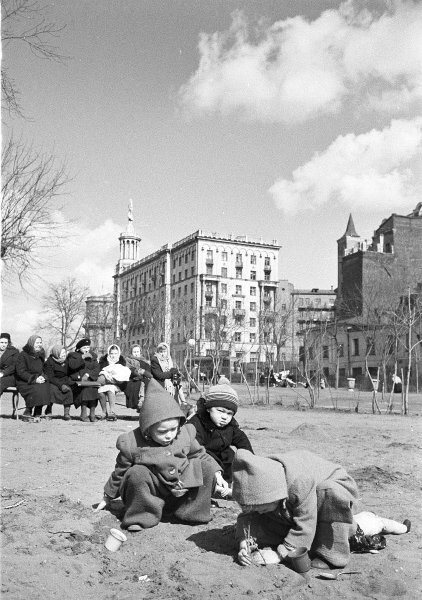 Весна на Тверском бульваре
Эммануил Евзерихин, 1950 г., Москва, МАММ / МДФ.