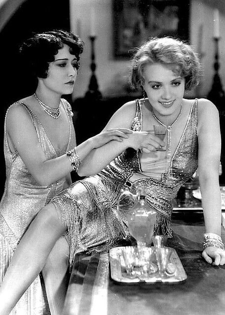 Dorothy Sebastian и Anita Page в немом фильме "Наши танцующие дочери" 1928.