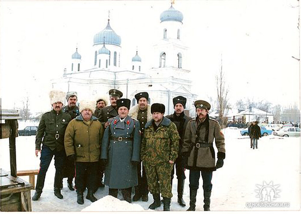 На фото слева Александр Кольцов, сзади Скляров Яков.  В центре Фетисов Владимир с Котовым, сзади Попов Александр и Игорь Аникин. Масленица 1995 г.